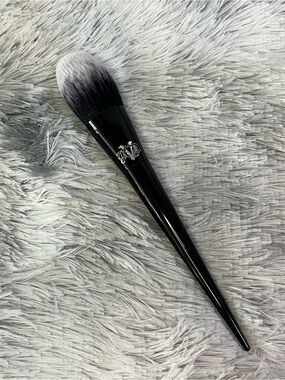 KAT VON D: Lock-It Edge Large Powder Brush #1